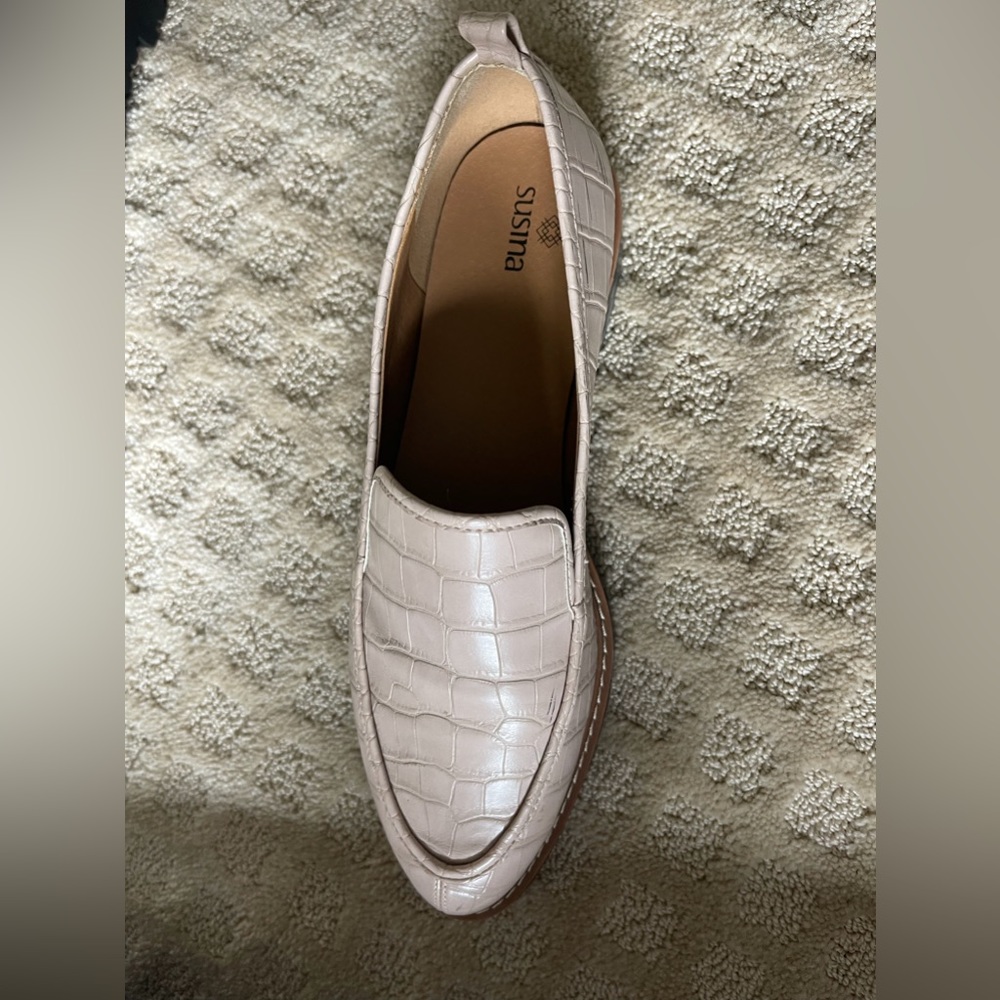 Women’s loafer. Like new.